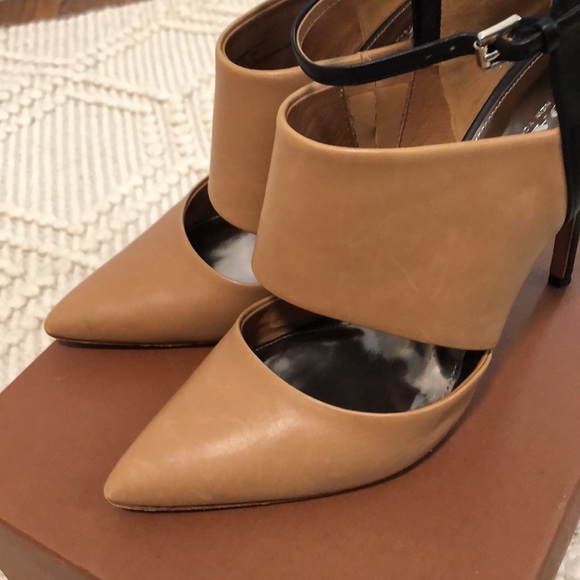 Coach “Heart” leather heels size 8 natural/black - Picture 3 of 15
